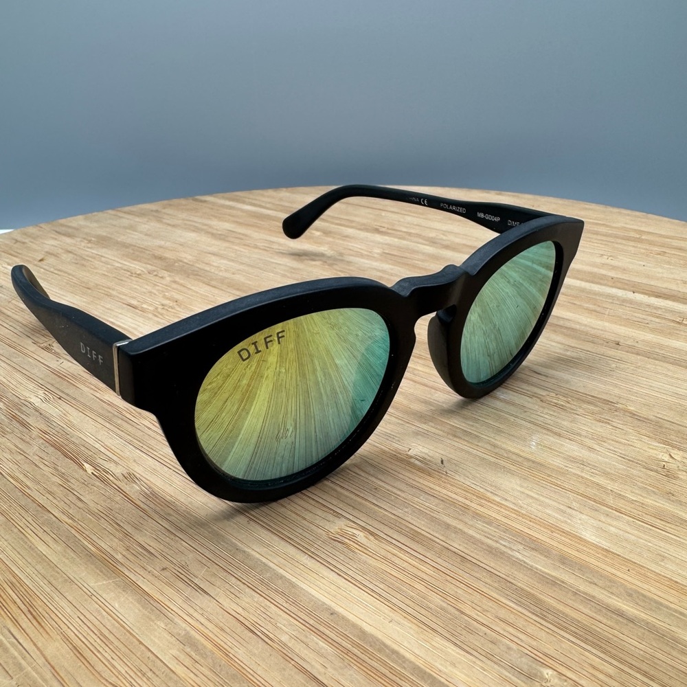 DIFF EYEWEAR unisex Black Frame Mirror Lens Sunglasses Polarized